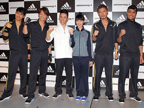 アディダス・ジャパン新商品を着てフォトセッションを行う（左から）ＫＥＮＣＨＩ、ＫＥＩＪＩ、ＴＥＴＳＵＹＡ、武井咲、ＳＨＯＫＩＣＨＩ、ＮＥＳＭＩＴＨ