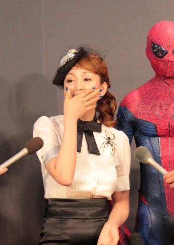 「アメイジング・スパイダーマン」ＤＶＤ発売記念イベントで、東尾修氏からの忠告を恥ずかしそうに語る神田うの