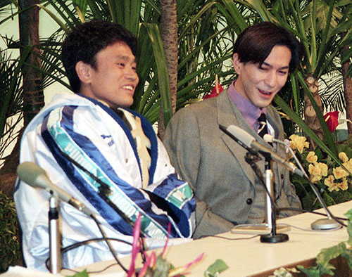 １９９５年、「Ｈ　Ｊｕｎｇｌｅ　ｗｉｔｈ　ｔ」を結成した浜田雅功（左）と小室哲哉