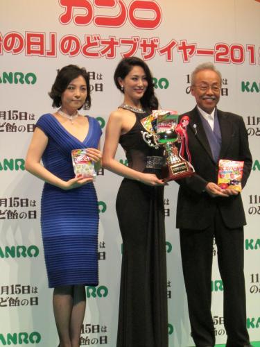 カンロののど飴のＰＲイベントに登場し、森光子さんとの思い出を語った谷村新司（右）。左は谷村の長女で歌手の谷村詩織、中央はミス・インターナショナルでグランプリを受賞した吉松育美さん