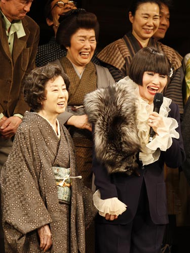 ０８年３月３０日「放浪記」東京公演千秋楽のカーテンコールで黒柳徹子（右）と一緒にあいさつする森光子さん