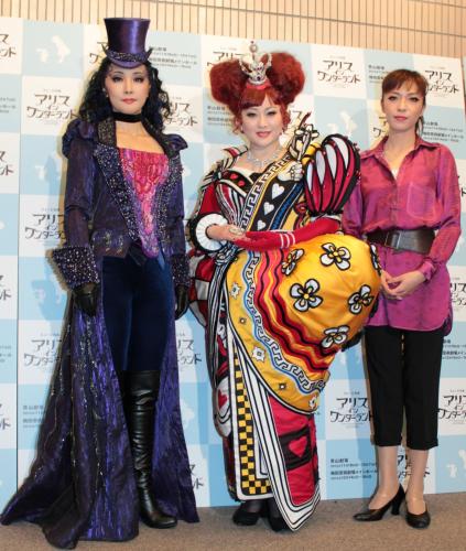 初の舞台で女王様を演じる渡辺美里（中央、左は濱田めぐみ、右は安蘭けい)