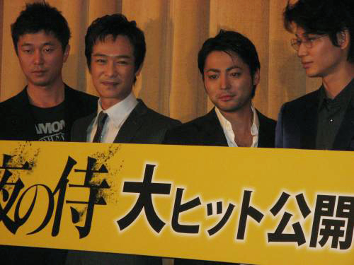 映画「その夜の侍」の初日舞台あいさつに出席した（左から）新井浩文、堺雅人、山田孝之、綾野剛
