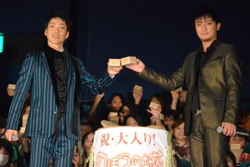 映画「のぼうの城」のヒットを祝う野村萬斎（左）と上地雄輔
