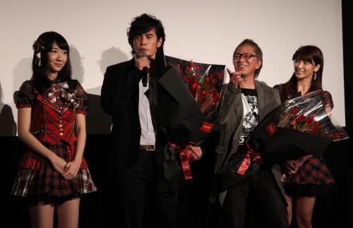 映画「悪の教典」試写会で壇上にあがった（左から）柏木、伊藤、三池監督、そして大島の代わりに花束を渡した秋元