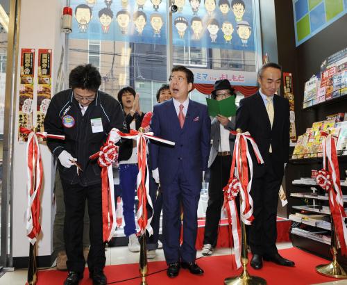 【画像・写真】生きのいい笑いも品ぞろえ　ファミマ×吉本コラボ店舗