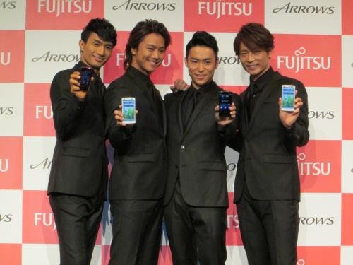 富士通のスマートフォン「ＡＲＲＯＷＳ」の新モデル発表会に登場したＥＸＩＬＥの（左から）、ＫＥＮＣＨＩ、ＴＡＫＡＨＩＲＯ、ＴＥＴＳＵＹＡ、ＫＥＩＪＩ