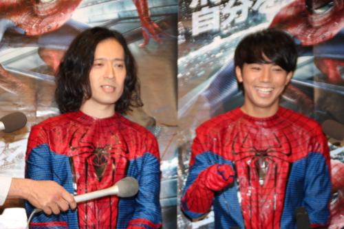 「アメイジング・スパイダーマン」レンタル開始記念イベントにスパイダーマンの衣装で登場した又吉直樹（左）、綾部祐二