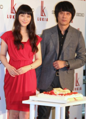 「セイコー　ルキア」新ＣＭ発表会で１２月の誕生日を祝福された武井咲（左）と山崎まさよし