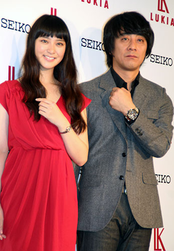 「セイコー　ルキア」新ＣＭ発表会に出席した武井咲（左）と山崎まさよし