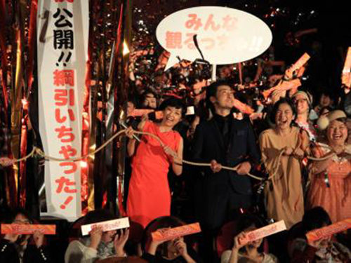 映画「綱引いちゃった！」初日舞台あいさつで公開を祝してくす玉を割る（左から）井上真央、玉山鉄二、西田尚美、渡辺直美