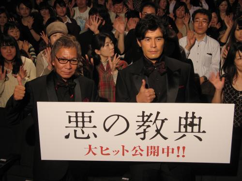 映画「悪の教典」の大ヒット御礼舞台あいさつに出席した三池崇史監督（左）と伊藤英明