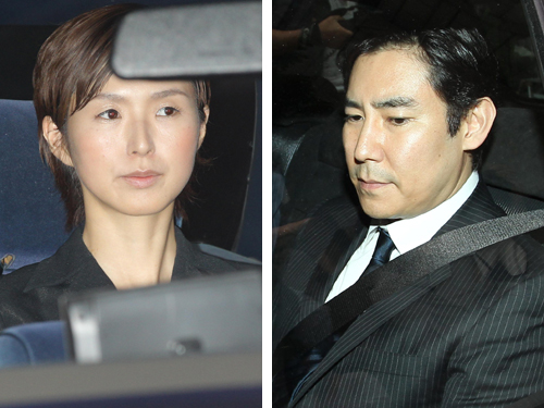 今年６月の離婚裁判後に東京家裁を後にする高嶋政伸（右）と美元