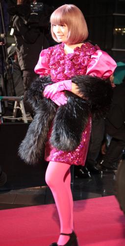 「ＶＯＧＵＥ　ＪＡＰＡＮ　Ｗｏｍｅｎ　ｏｆ　ｔｈｅ　Ｙｅａｒ２０１２」授賞式にピンクのドレスで登場したきゃりーぱみゅぱみゅ