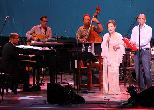 共作アルバムが世界的にヒットした由紀さおり（左から４人目）とピンク・マルティーニ