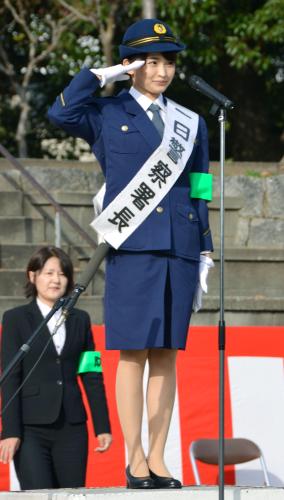 大阪府警大正署の一日署長に任命された女優の岡本玲