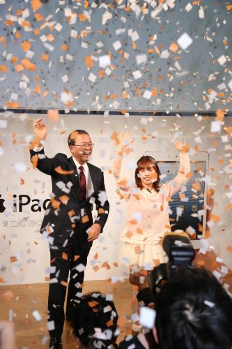 【画像・写真】重盛さと美　ｉＰａｄ　ｍｉｎｉ「台本見るのにピッタリ」