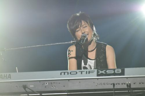 【画像・写真】岸谷香が名曲「Ｍ」弾き語り　夫らとエイズ撲滅イベント