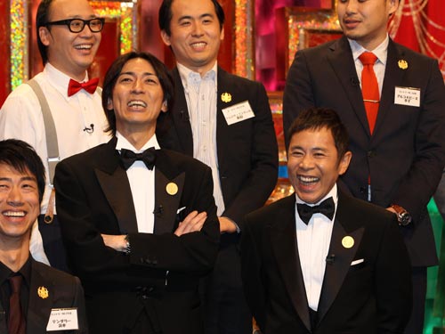 「ＴＨＥ　ＭＡＮＺＡＩ２０１２」決勝組み合わせ発表会見で笑顔を見せる司会のナインティナイン・矢部（中央左）と岡村（同右）