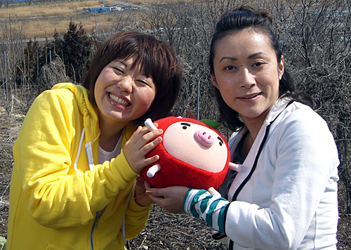 お笑いコンビ「麦芽」の小出真保（左）と鈴木奈都