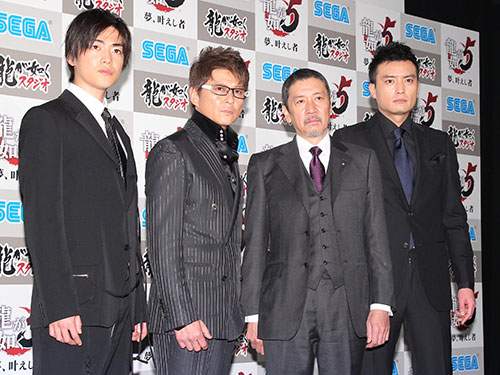 フォトセッションに臨む（左から）大東駿介、哀川翔、奥田瑛二、徳重聡
