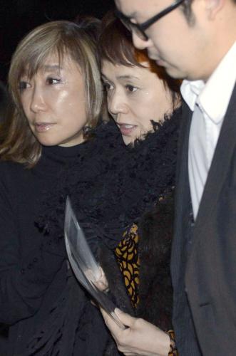 亡くなった中村勘三郎さんの自宅を弔問する女優の大竹しのぶ（中央）