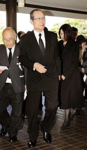 森光子さんの本葬参列のため、会場に入る王貞治プロ野球ソフトバンク球団会長