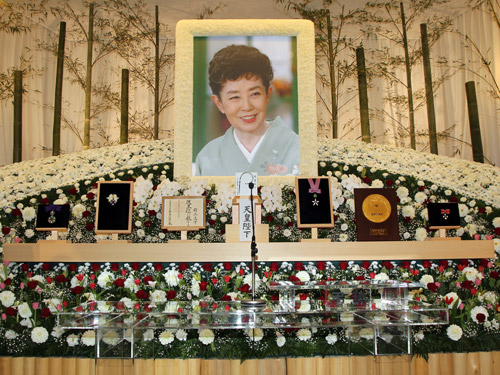 本葬で祭壇に掲げられた森光子さんの遺影