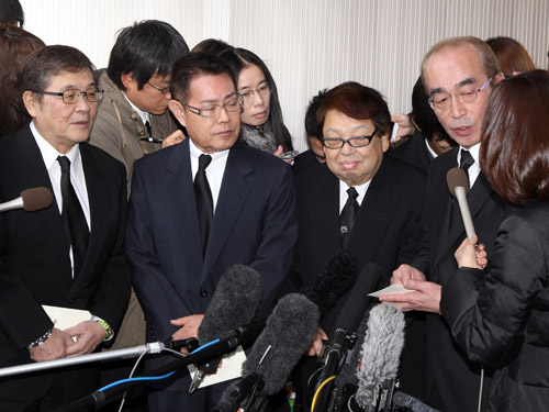 森光子さん本葬に参列した後、取材を受ける（左から）仲本工事、加藤茶、高木ブー、志村けん