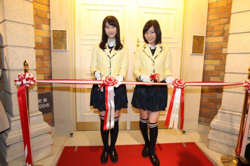 専用劇場入り口でテープカットするＳＫＥ４８の松井玲奈（左）と松井珠理奈