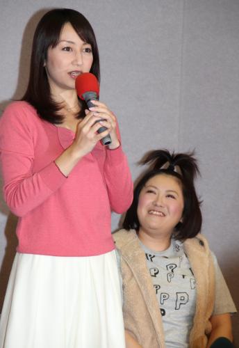 ドラマ「嘆きの美女」完成試写会であいさつする矢田亜希子（左）を笑顔で見つめる黒沢かずこ