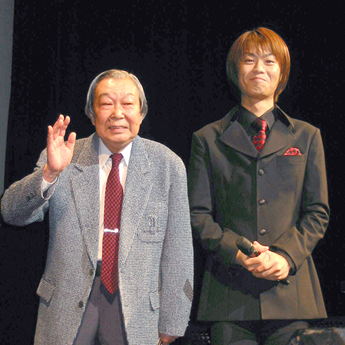 ２００２年１０月、東京国際映画祭にゲスト出演、氷川きよし（右）と歌う小沢昭一さん