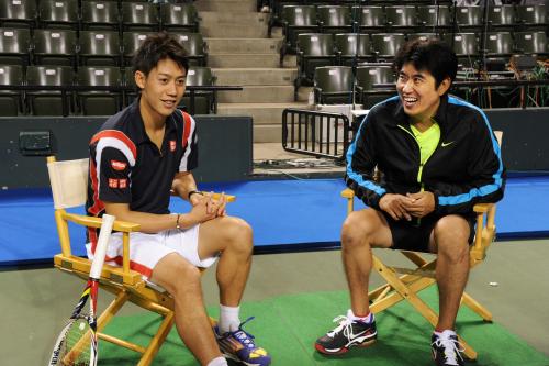テレビ朝日「とんねるずのスポーツ王は俺だ！！」でテニス対決を披露する石橋貴明（右）と錦織圭