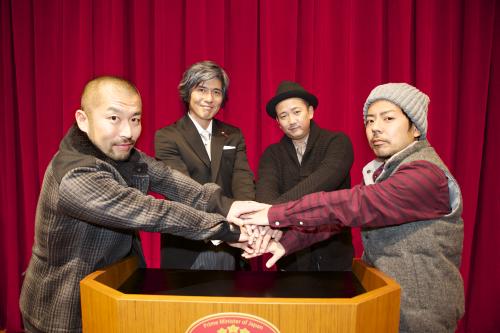 ケツメイシの新曲「合わせた手のひらの間」のミュージックビデオに首相役で出演した佐藤浩市（左から２番目）