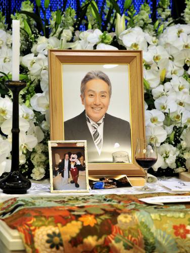 【画像・写真】勘三郎さん密葬　天使の紙吹雪「中村屋！」の声に包まれ出棺