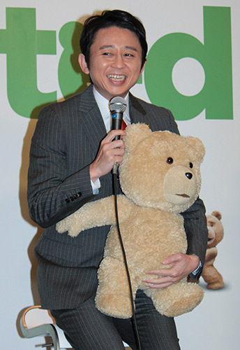 映画「テッド」公開アフレコに登場、苦笑いでクマのぬいぐるみを抱える有吉弘行