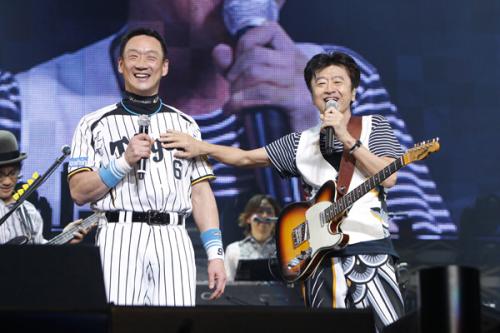 大阪城ホールで行われたライブで桑田佳祐（右）と“競演”した金本氏