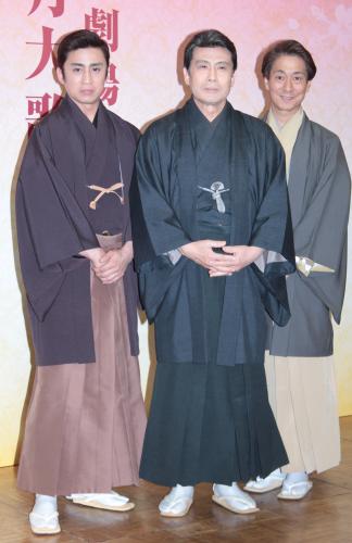 日生劇場「二月大歌舞伎」製作発表記者会見に出席した（左から）市川染五郎、松本幸四郎、中村福助
