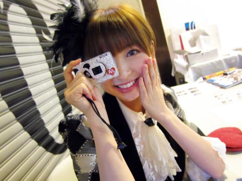 ＡＫＢ４８の写真集「友撮」の収録写真。オリジナルの自分のカメラを手にポーズを取る篠田麻里子。小嶋陽菜が撮影。
