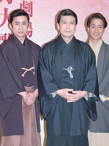 日生劇場「二月大歌舞伎」制作発表記者会見に臨む（左から）市川染五郎、松本幸四郎、中村福助