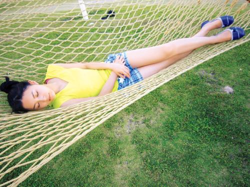 ＡＫＢ４８の写真集「友撮」の収録写真。ＰＶ撮影の合間にハンモックで昼寝をする松井珠理奈