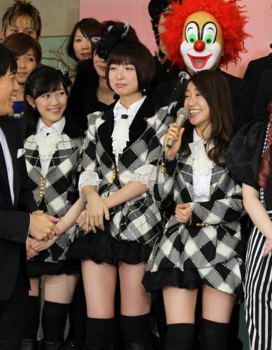 会見する（左から）渡辺麻友、篠田麻里子、大島優子