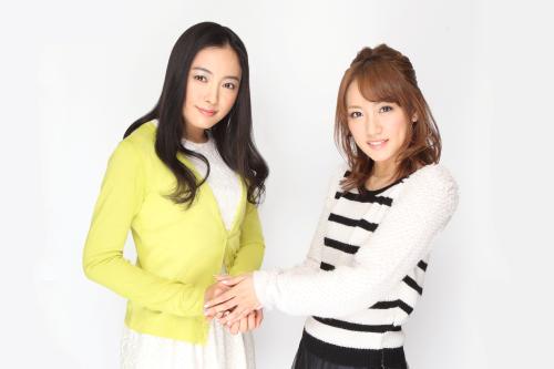 高橋みなみ（右）のソロデビュー曲が、仲間由紀恵（左）主演ドラマのオープニングテーマに決定。握手する２人。
