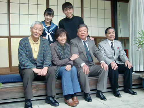 （前列左から）近藤正臣、南野陽子、村上ショージ、笑福亭仁鶴、（後列左から）矢倉楓子、菅田将暉