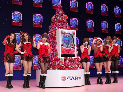 【画像・写真】Ｔ―ＡＲＡ　特製サンタ衣装で熱唱　ファンと「メリークリスマス」