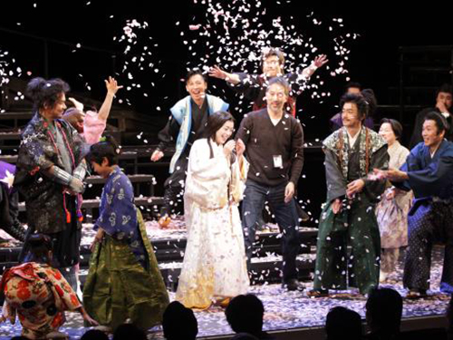 カーテンコールで酒井法子（中央）は共演者たちから花吹雪で祝福される