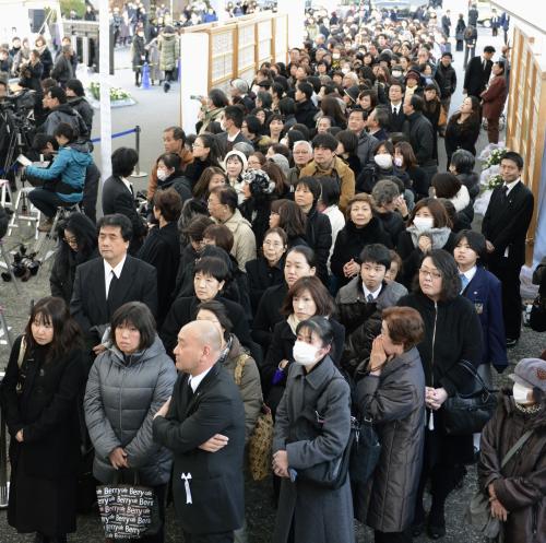中村勘三郎さんの葬儀・告別式に焼香に訪れた大勢の人たち