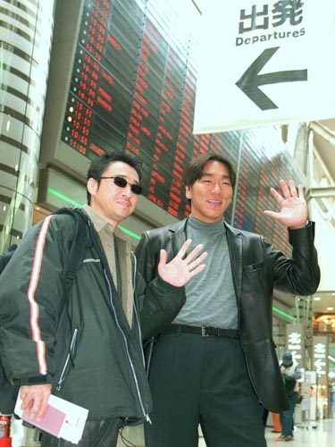 ０１年、テレビロケのため成田空港を出発する松井（右）と大友康平