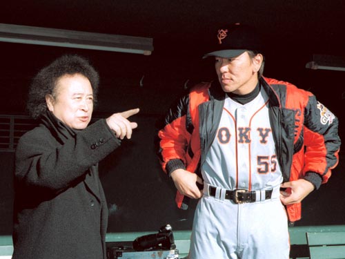 ９９年、巨人キャンプを訪れ、松井（右）と談笑する篠山紀信氏