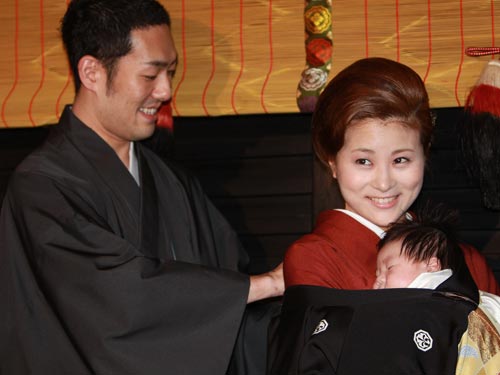 第２子を妊娠した前田愛（右）と夫の中村勘九郎